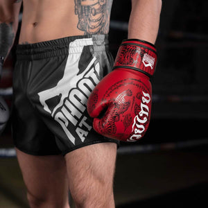 Hochwertige Phantom Athletics Muay Thai Boxhandschuhe in Rot, entwickelt für maximale Schlagkraft und Schutz.