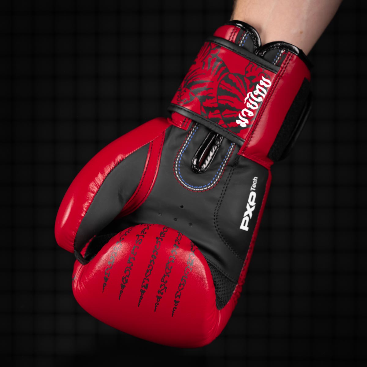 Die Phantom Muay Thai Boxhandschuhe in Rot verfügen über einen Mesh Einsatz an der Handinnenfläche für eine optimale Belüftung beim Training.