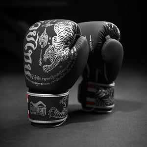 Boxhandschuhe aus der Limited Silver Edition, speziell für Muay Thai und Thaiboxen entwickelt, mit optimaler Polsterung für hartes Training. Perfekt geeignet für anspruchsvolle Kämpfer, die Qualität und Stil vereinen möchten.