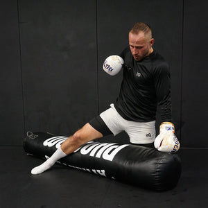 Die Phantom Athletics Muay Thai Boxhandschuhe in Weiß-Gold stehen für Stil, Leistung und Schutz auf höchstem Niveau. Dank ergonomischer Passform und robuster Polsterung eignen sie sich ideal für intensive Sparrings und Techniktraining im Kampfsport.