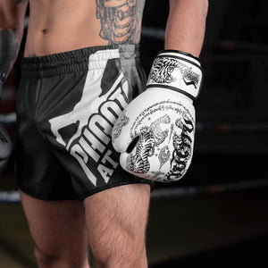Hochwertige Phantom Athletics Boxhandschuhe Weiß, perfekt für Muay Thai, Boxen und Techniktraining mit zuverlässigem Schutz.