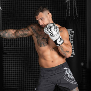 Phantom Athletics Muay Thai Boxhandschuhe Weiß mit stabiler Polsterung – ideal für intensives Kampfsport-Training und Sparring.