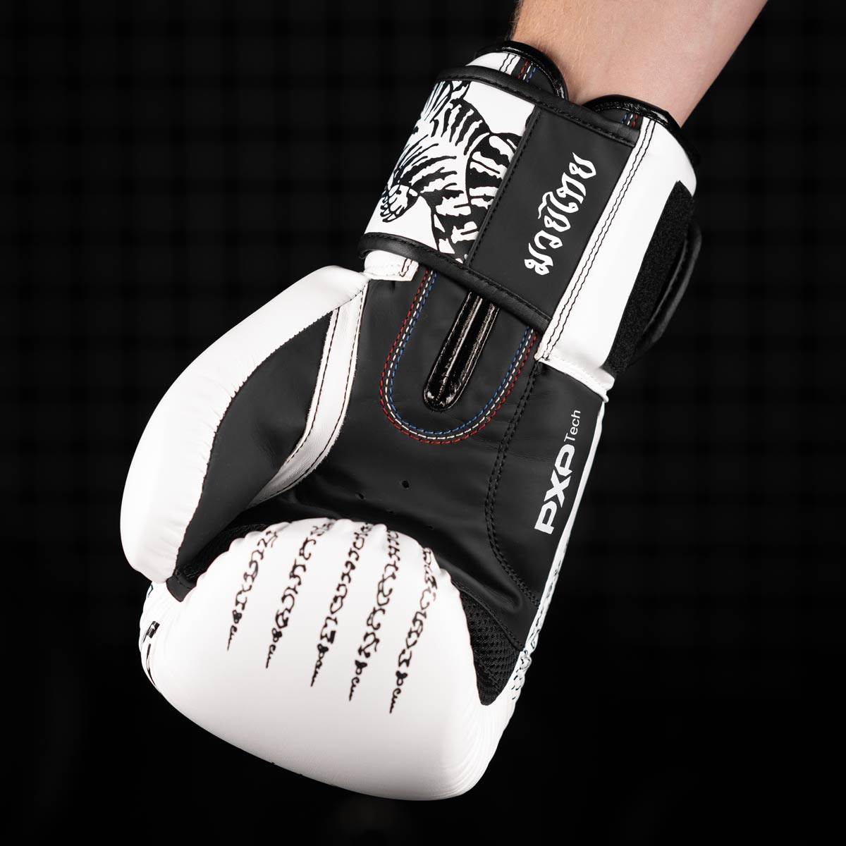 Die Phantom Muay Thai Boxhandschuhe in Weiss verfügen über einen Mesh Einsatz an der Handinnenfläche für eine optimale Belüftung beim Training.