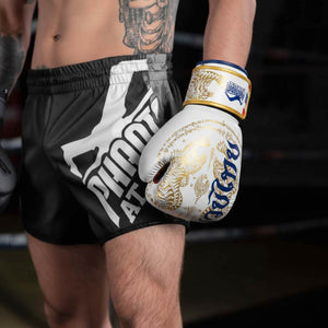 Hochwertige Phantom Athletics Muay Thai Boxhandschuhe Weiß-Gold, konzipiert für maximalen Schutz und elegante Performance.