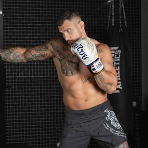 Phantom Athletics Boxhandschuhe Muay Thai Weiß Gold mit robuster Polsterung, ideal für intensives Kampfsport-Training und Sparring.