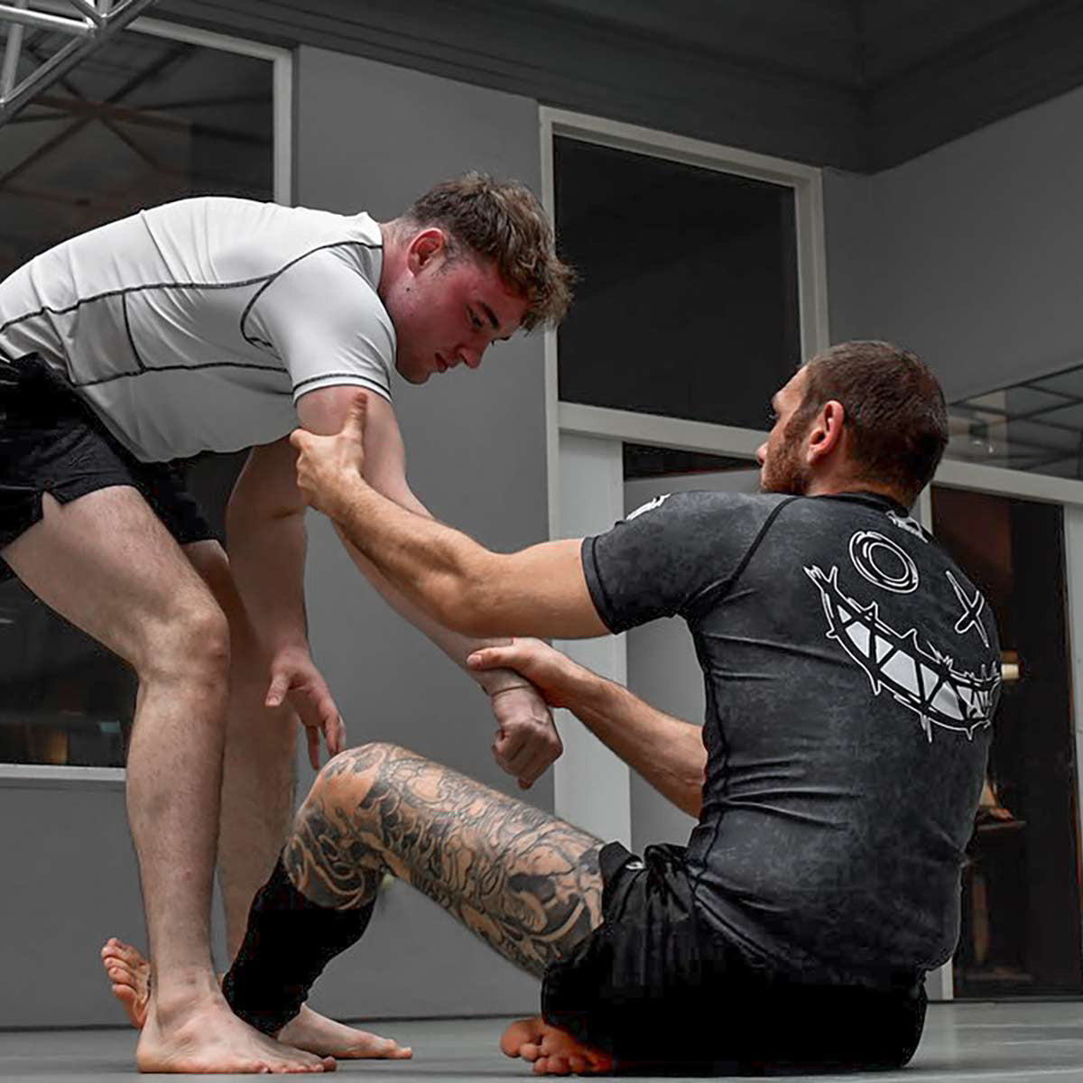 Phantom MMA Fightshorts Laser X. Extra kurz geschnitten und ultra-leicht. Perfekt für dein MMA, BJJ oder Muay Thai Kampfsport Training. Super Flexibilität und Bewegungsfreiheit bei allen Bewegungen. BJJ Blackbelt beim Training mit der Phantom  Fightshorts.