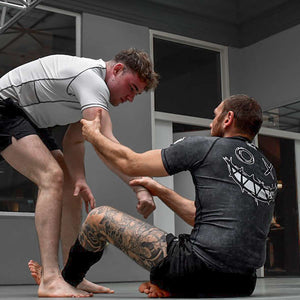 Phantom MMA Fightshorts Laser X. Extra kurz geschnitten und ultra-leicht. Perfekt für dein MMA, BJJ oder Muay Thai Kampfsport Training. Super Flexibilität und Bewegungsfreiheit bei allen Bewegungen. BJJ Blackbelt beim Training mit der Phantom  Fightshorts.