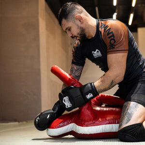 Diese Profi-Boxhandschuhe eignen sich ideal für intensives Sparring, Techniktraining und Wettkampfvorbereitung. Ihr ergonomisches Design sorgt für optimalen Schutz und Komfort bei jedem Schlag.