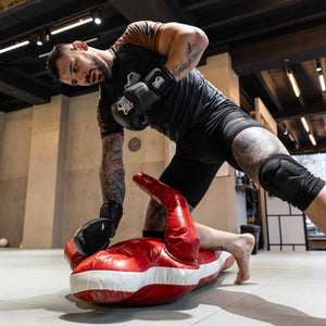 Die Phantom Athletics Boxhandschuhe „Riot Pro“ – entwickelt in Zusammenarbeit mit UFC-Fighter Aleks Rakić – stehen für professionelle Qualität und maximale Schlagkraft. Perfekt für ambitionierte Kampfsportler, die wie die Profis trainieren wollen.