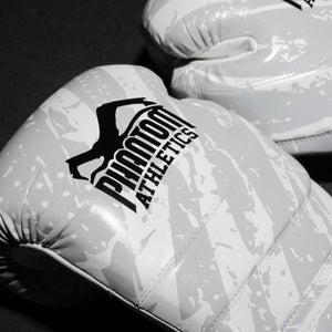 Phantom Athletics steht für Qualität und Innovation im Kampfsport – und genau das bieten die Camo Tiger Boxhandschuhe: zuverlässiger Schutz, starke Polsterung und maximale Performance bei jedem Einsatz.