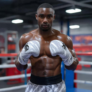 Die Phantom Athletics Boxhandschuhe „Camo Tiger White“ vereinen stylisches Camouflage-Design mit hochwertiger Polsterung – ideal für Boxtraining, Kickboxen oder Muay Thai. Entwickelt für optimalen Schutz und maximalen Komfort bei jedem Schlag.