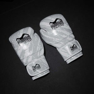 Phantom Athletics bringt mit den Camo Tiger Boxhandschuhen ein echtes Power-Tool für Boxer auf jedes Level. Perfekter Sitz, hohe Schlagabsorption und ein stylisches Design machen sie zu einem Muss im Gym.