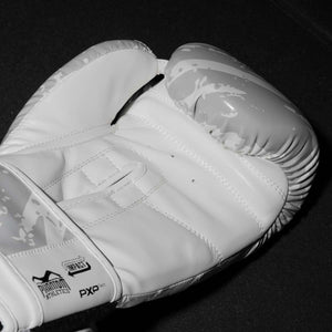 Mit den Camo Tiger Boxhandschuhen von Phantom Athletics trainierst du wie ein Profi. Sie vereinen Haltbarkeit mit Funktionalität – perfekt für Boxen, Kickboxen und andere Kampfsportarten.
