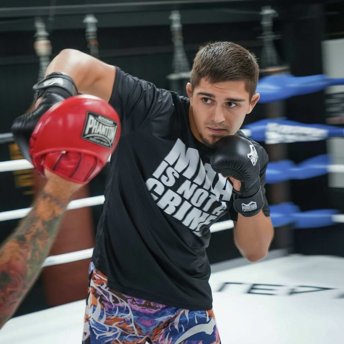 Phantom Athletics Focus Pads „Mexico Red“ – robustes Kunstleder mit dreilagiger Polsterung für optimale Schlagdämpfung und Komfort.