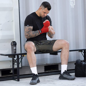 Phantom Boxbandagen für Kampfsport Training und Wettkampf. In der Farbe rot und in 2 verschiedenen Längen. Halbelastisch für maximalen Halt und Tragekomfort.