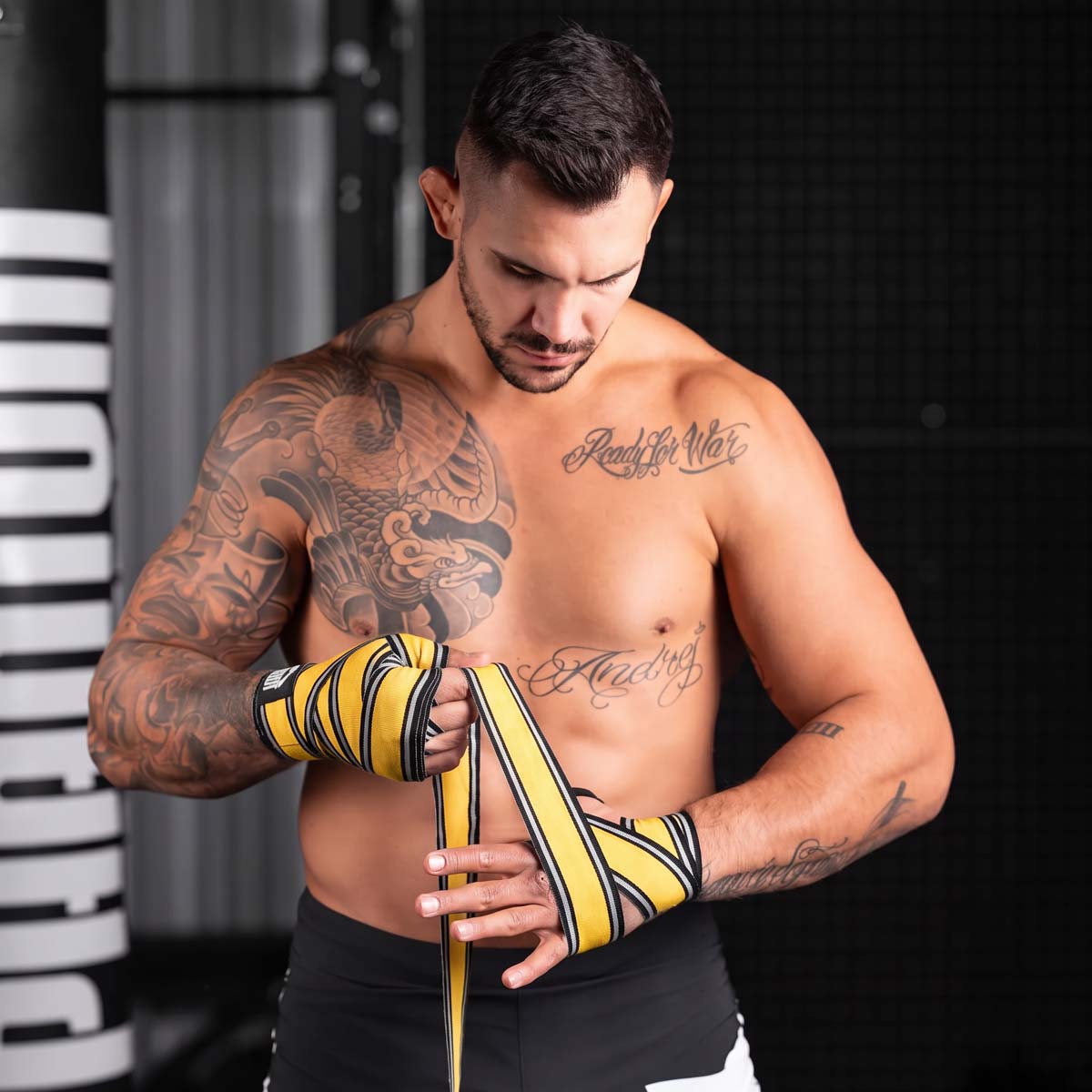Die Phantom Athletics MT-Pro Boxbandagen in Gelb schützen Knochen, Sehnen und Gelenke bei intensiven Schlägen und Trainingseinheiten. Daumenschlaufe und robuster Klettverschluss sorgen für sicheren Halt beim Sparring, Boxtraining, MMA und Muay Thai.