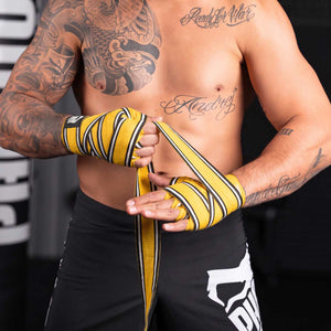 Mit den gelben Phantom Athletics Boxbandagen MT-Pro erhalten Kampfsportler hochwertige Handbandagen für Training, Sparring und Wettkampf. Die 250-cm-Variante eignet sich besonders für MMA, während die 450-cm-Bandagen zusätzliche Stabilität für Boxen, Kickboxen und Muay Thai bieten.