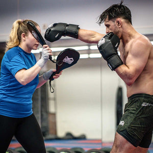Hochwertige Phantom Athletics Boxing Paddles, speziell für Kampfsportler entwickelt. Leichtes Material und stoßdämpfende Polsterung sorgen für Sicherheit und Effizienz im Training.