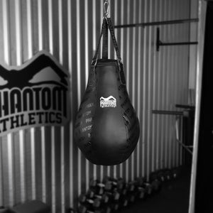 Ob Kniestöße im Clinch oder Haken zum Körper – mit dem Phantom Athletics Teardrop Boxsack simulierst du echte Kampfsituationen. Perfekt für fortgeschrittene Kämpfer und ambitionierte Einsteiger.