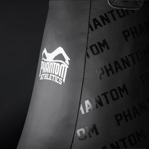Die robuste Außenhülle und die gleichmäßige Füllung machen den Teardrop Bag von Phantom Athletics zur perfekten Wahl für das Training im Gym oder Home Gym. Für effektives und realistisches Kampfsporttraining.