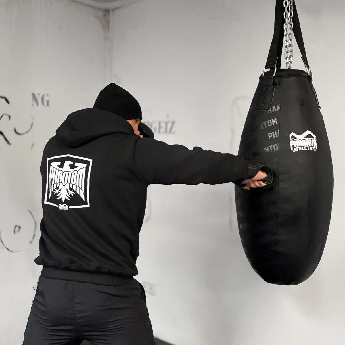 Hochwertiger Boxsack „Bodyshot Filled“ von Phantom Athletics für Boxen, MMA und Kampfsporttraining. Ideal für Schlag- und Tritttraining, verbessert Kraft, Technik und Ausdauer bei intensiven Trainingseinheiten. Perfekt für Gym und Homegym.