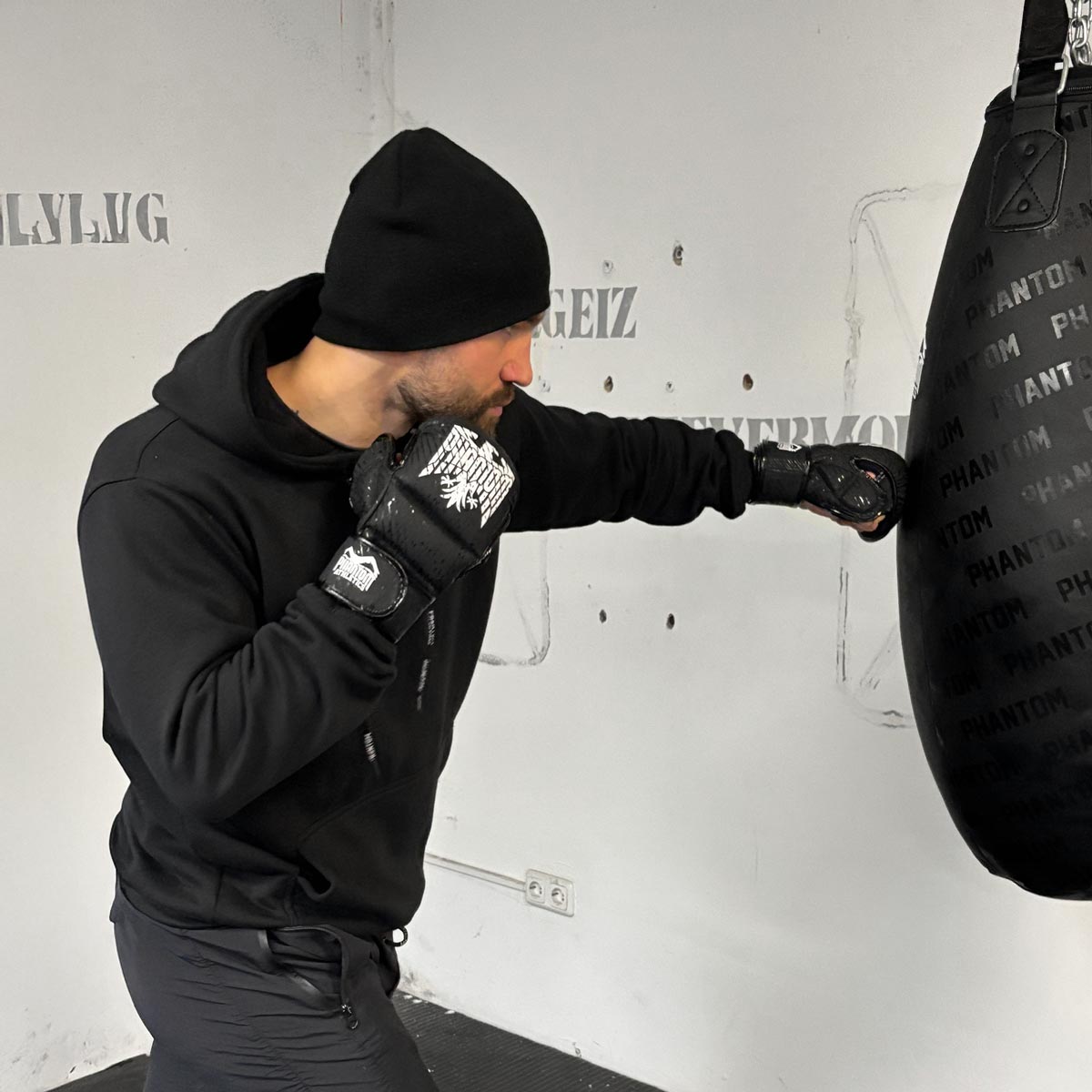 Gefüllter Boxsack „Bodyshot“ von Phantom Athletics für Kampfsport, Fitness und Sparring-Training. Bietet hohe Stabilität und realistische Trefferzonen für effektives Box-, Kickbox- und MMA-Training. Entwickelt für ambitionierte Athleten und Profis.