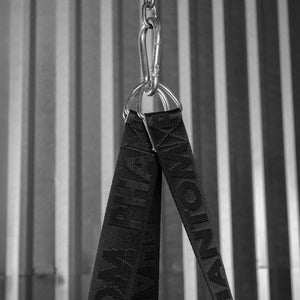 Ob Schlagkraft, Technik oder Kombinationstraining – der gefüllte BOMB Boxsack von Phantom Athletics unterstützt dich beim Erreichen deiner Kampfsport-Ziele auf höchstem Niveau.