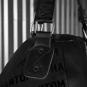 Das schlichte, kraftvolle Design des Phantom Athletics Boxsacks BOMB passt in jedes Trainingsumfeld und macht ihn zum idealen Begleiter für Boxen, Muay Thai oder Mixed Martial Arts.