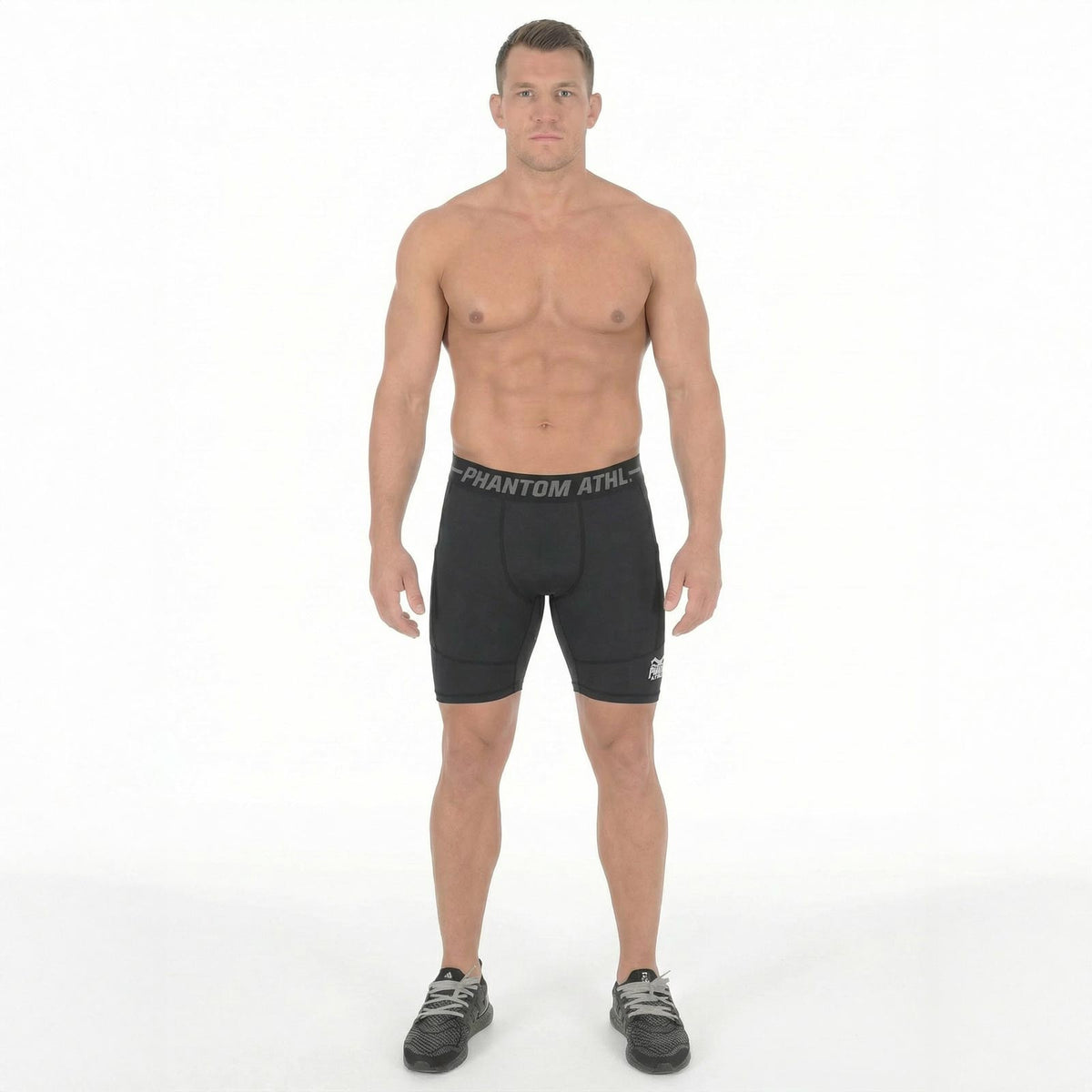 Hochwertige Phantom Athletics Compression Shorts Tactic mit enger Passform, ideal für intensives MMA‑, Grappling‑ und Jiu‑Jitsu‑Training im Gym aus elastischem, atmungsaktivem Material für optimale Bewegungsfreiheit und Muskelunterstützung. Diese Premium‑Shorts reduzieren Muskelvibrationen und fördern Komfort bei Technik‑ und Kraft‑Einheiten.