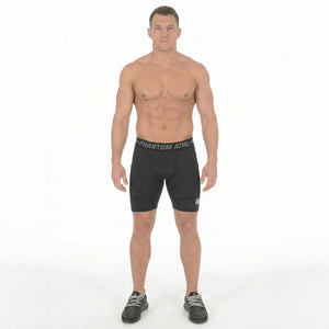 Hochwertige Phantom Athletics Compression Shorts Tactic mit enger Passform, ideal für intensives MMA‑, Grappling‑ und Jiu‑Jitsu‑Training im Gym aus elastischem, atmungsaktivem Material für optimale Bewegungsfreiheit und Muskelunterstützung. Diese Premium‑Shorts reduzieren Muskelvibrationen und fördern Komfort bei Technik‑ und Kraft‑Einheiten.