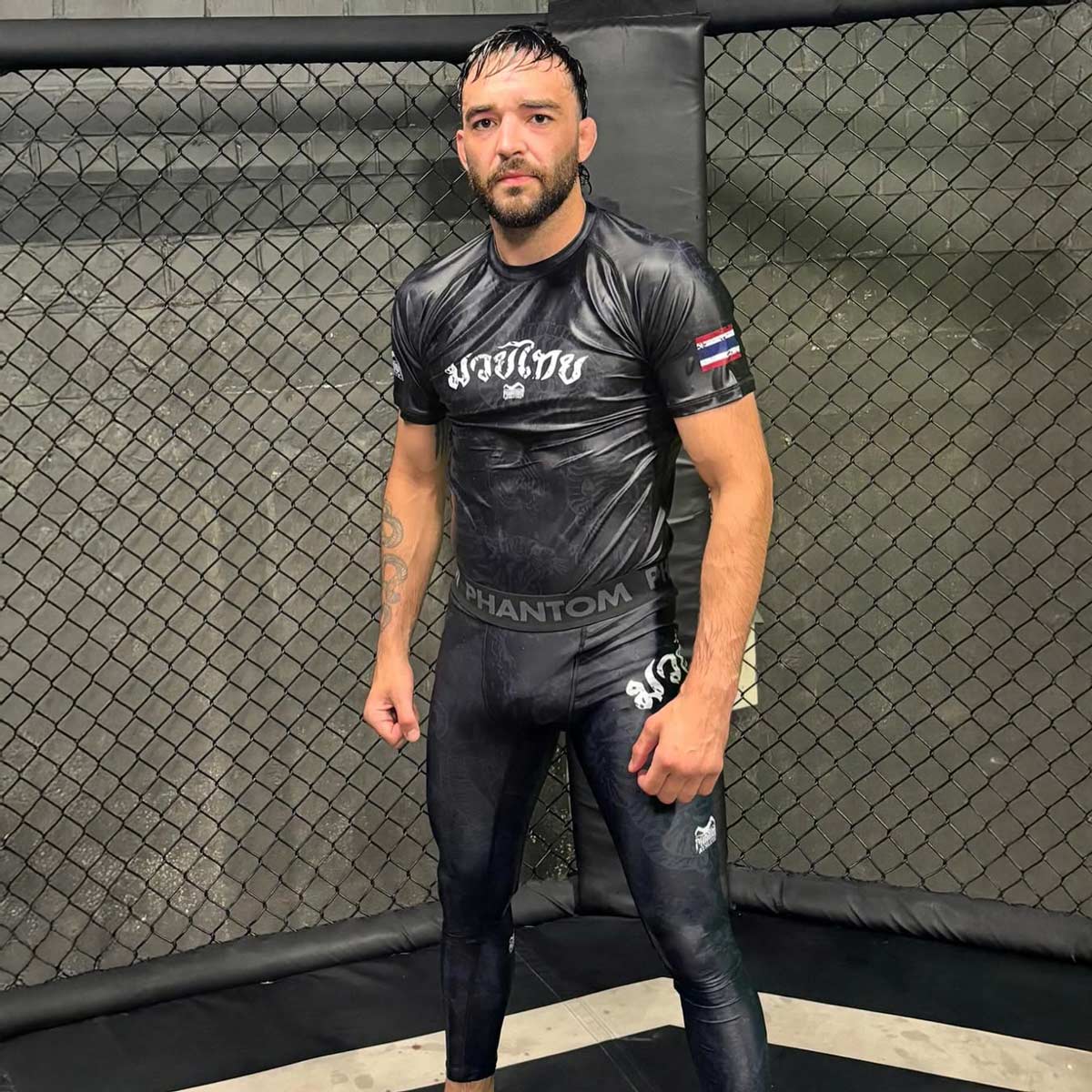 Die Muay Thai Tights von Phantom Athletics bieten dir maximale Bewegungsfreiheit und Komfort für intensives Training. Das elastische, atmungsaktive Material sorgt für eine optimale Passform und unterstützt deine Performance bei jedem Kick und Schlag. Ideal für Muay Thai, MMA und Grappling.