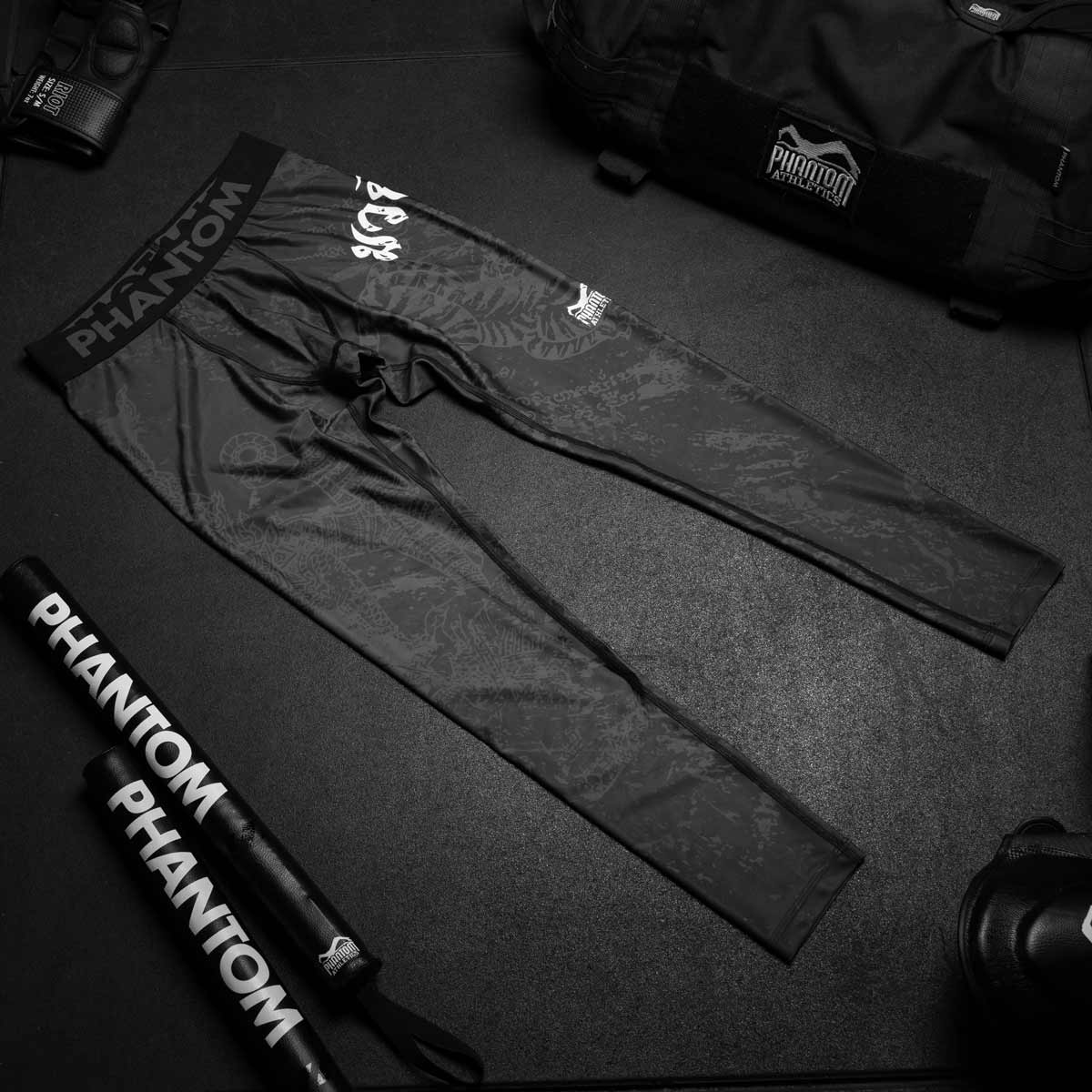 Phantom Compression Tights im Muay Thai Design für Kampfsport Training und Wettkampf. Mit thailändischem Design und Sak Yant Grafiken. Perfekt für dein Fight Training.