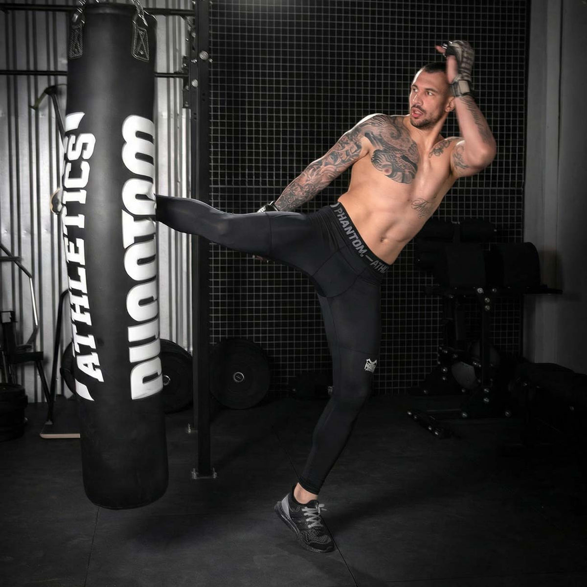 Premium Kampfsport‑Tights Tactic von Phantom Athletics, perfekt für tägliche Fitness‑ und Kampfsport‑Workouts im MMA, Kickboxen oder Muay Thai mit feuchtigkeitsregulierender, schnell trocknender Technologie für Performance und Komfort. Die hochwertige Verarbeitung sorgt für Langlebigkeit auch bei intensivem Training.