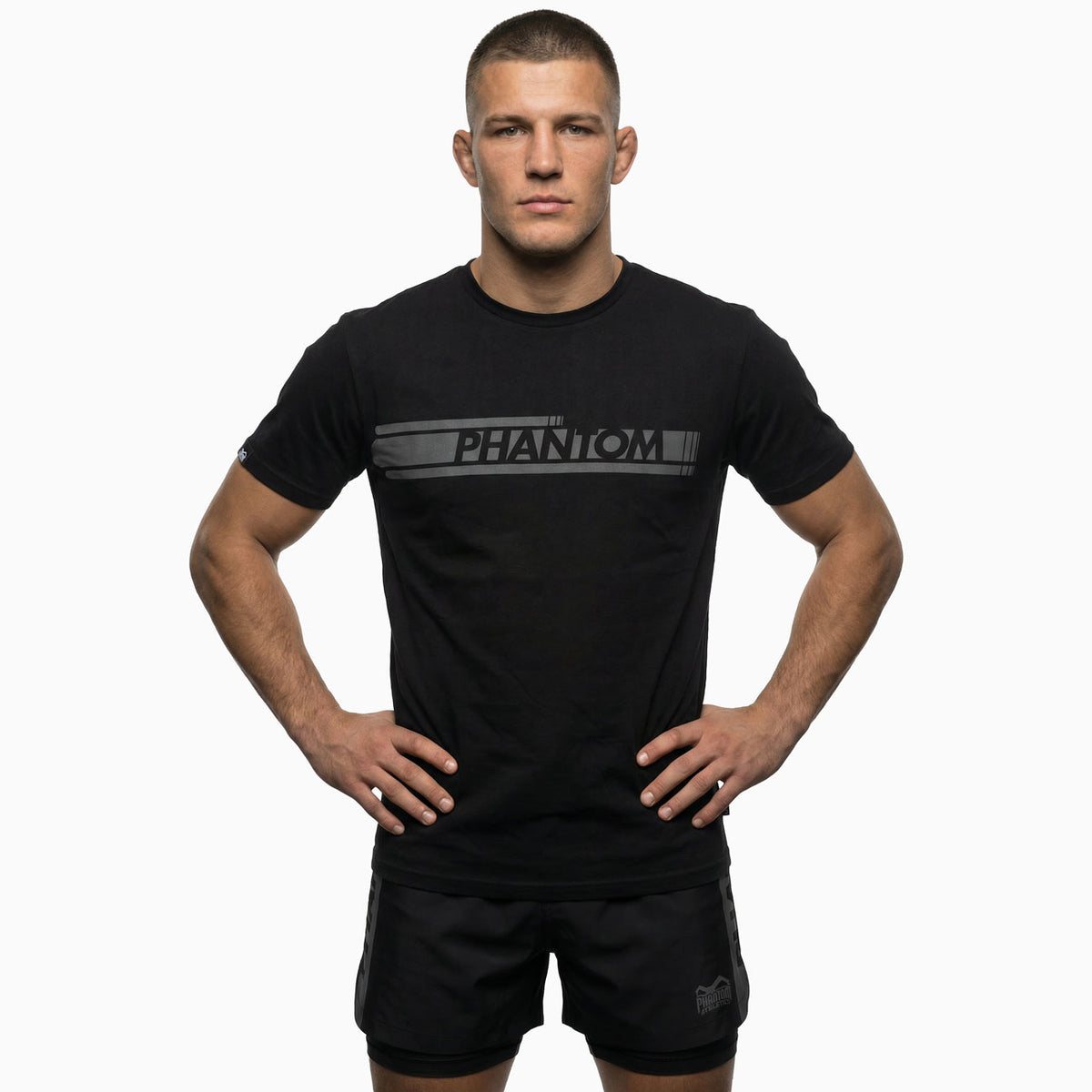 Athletisches T-Shirt APEX 2 Black von Phantom Athletics für MMA-Training, Sparring und Fitness mit atmungsaktivem Materialmix für beste Performance.