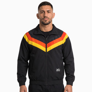 Die Phantom Athletics Track Jacket DMC Team Germany RT kombiniert sportlichen Team-Look mit funktionellem Komfort für Kampfsportler und Athleten. Das leichte Material eignet sich ideal für MMA, Boxen, Kickboxen und Fitness und macht die Jacke perfekt für Warm-up, Training und den Weg ins Gym.