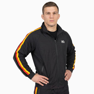 Die Phantom Athletics Track Jacket DMC Team Germany AS kombiniert sportlichen Team-Look mit funktionellem Komfort für Kampfsportler und Athleten. Das leichte Material eignet sich ideal für MMA, Boxen, Kickboxen und Fitness und macht die Jacke perfekt für Warm-up, Training und den Weg ins Gym.