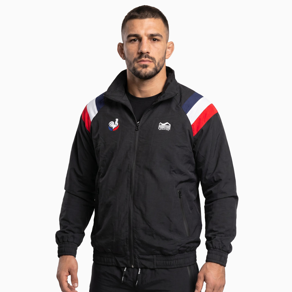 Die Phantom Athletics Track Jacket DMC Team France kombiniert sportlichen Team-Look mit funktionellem Komfort für Kampfsportler und Athleten. Das leichte Material eignet sich ideal für MMA, Boxen, Kickboxen und Fitness und macht die Jacke perfekt für Warm-up, Training und den Weg ins Gym.