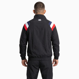 Mit der Phantom Athletics Track Jacket DMC Team France setzt du auf hochwertige Sportswear für Training und Alltag. Die bequeme Passform bietet angenehmen Tragekomfort bei Muay Thai, Sparring-Vorbereitung, funktionellem Training und entspannten Recovery-Tagen.