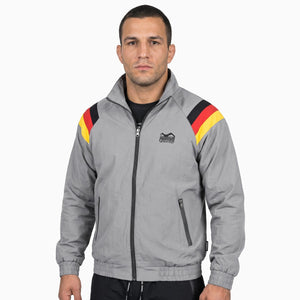 Die Phantom Athletics Track Jacket DMC Team Germany in Grau kombiniert sportlichen Team-Look mit funktionellem Komfort für Kampfsportler und Athleten. Das leichte Material eignet sich ideal für MMA, Boxen, Kickboxen und Fitness und macht die Jacke perfekt für Warm-up, Training und den Weg ins Gym.
