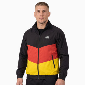 Die Phantom Athletics Track Jacket DMC Team Germany ST kombiniert sportlichen Team-Look mit funktionellem Komfort für Kampfsportler und Athleten. Das leichte Material eignet sich ideal für MMA, Boxen, Kickboxen und Fitness und macht die Jacke perfekt für Warm-up, Training und den Weg ins Gym.