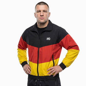 Die Phantom Athletics Track Jacket DMC Team Germany FS kombiniert sportlichen Team-Look mit funktionellem Komfort für Kampfsportler und Athleten. Das leichte Material eignet sich ideal für MMA, Boxen, Kickboxen und Fitness und macht die Jacke perfekt für Warm-up, Training und den Weg ins Gym.