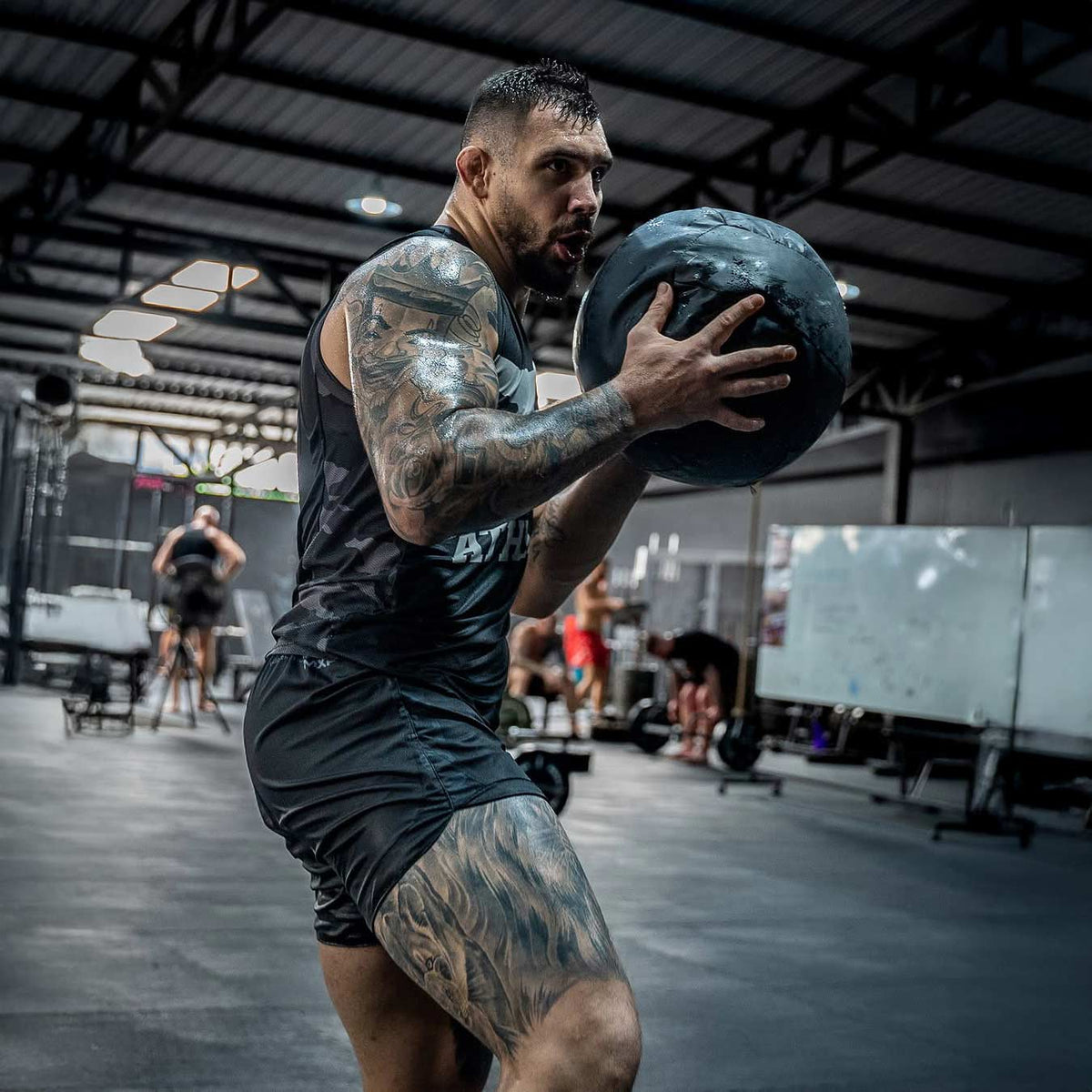 Die Fightshorts Fusion Skull von Phantom Athletics kombinieren ein markantes Totenkopf-Design mit leistungsstarker Funktionalität – perfekt für MMA, Grappling und Kickboxen. Das strapazierfähige Material und der flexible Schnitt bieten dir maximale Bewegungsfreiheit und sicheren Halt im Training und Wettkampf.