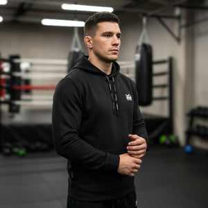 Schwarz gefärbter Phantom Athletics Hoodie EVO Team: Premium Trainingssweater für Grappling, Sparring und Fitness mit maximaler Bewegungsfreiheit.