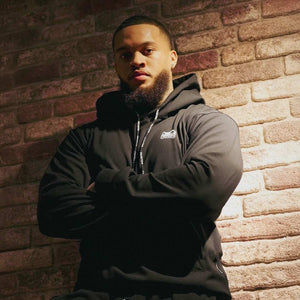 Stylischer Phantom Athletics Hoodie EVO Team in Schwarz, ideal für Aufwärm- und Cool-Down-Phasen im Kampfsport-Training, MMA, Boxen oder Kickboxen und perfekt für entspannte Gym-Sightings. Das weiche, hochwertige Material sorgt für angenehmen Tragekomfort und Wärme vor und nach intensiven Sparring-Sessions. Ein Premium-Hoodie für ambitionierte Athleten, die Wert auf Funktion und Stil legen.