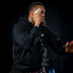 Premium Trainings-Hoodie von Phantom Athletics in klassischem Schwarz, designed für Komfort beim Warmhalten zwischen Einheiten im Jiu-Jitsu, Grappling oder Muay Thai. Die robuste Verarbeitung und sportliche Passform bieten Langlebigkeit und Bewegungsfreiheit im Alltag und beim Training. Ideal für Kampfsportler, die Performance und Qualität schätzen.