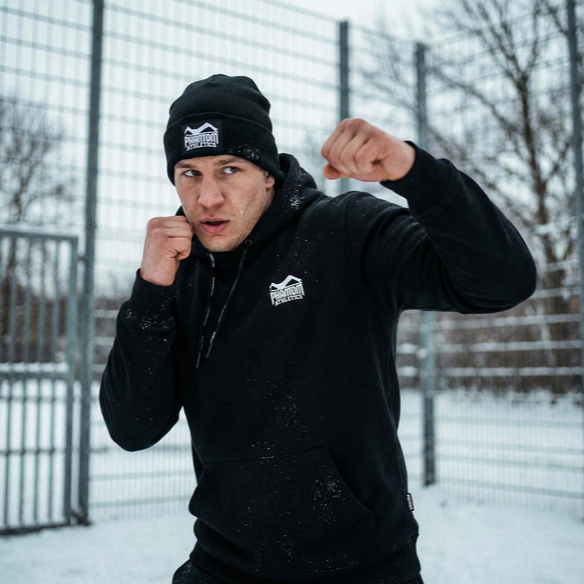 Hochwertiger Phantom Athletics Hoodie EVO Team in Schwarz, perfekt für Training, Sparring oder Freizeit im Kampfsport. Das atmungsaktive Material sorgt für angenehmes Körperklima beim Aufwärmen und Cool‑Down. Ein stylisches Premium‑Teil für MMA, Boxen, Kickboxen und Jiu‑Jitsu.