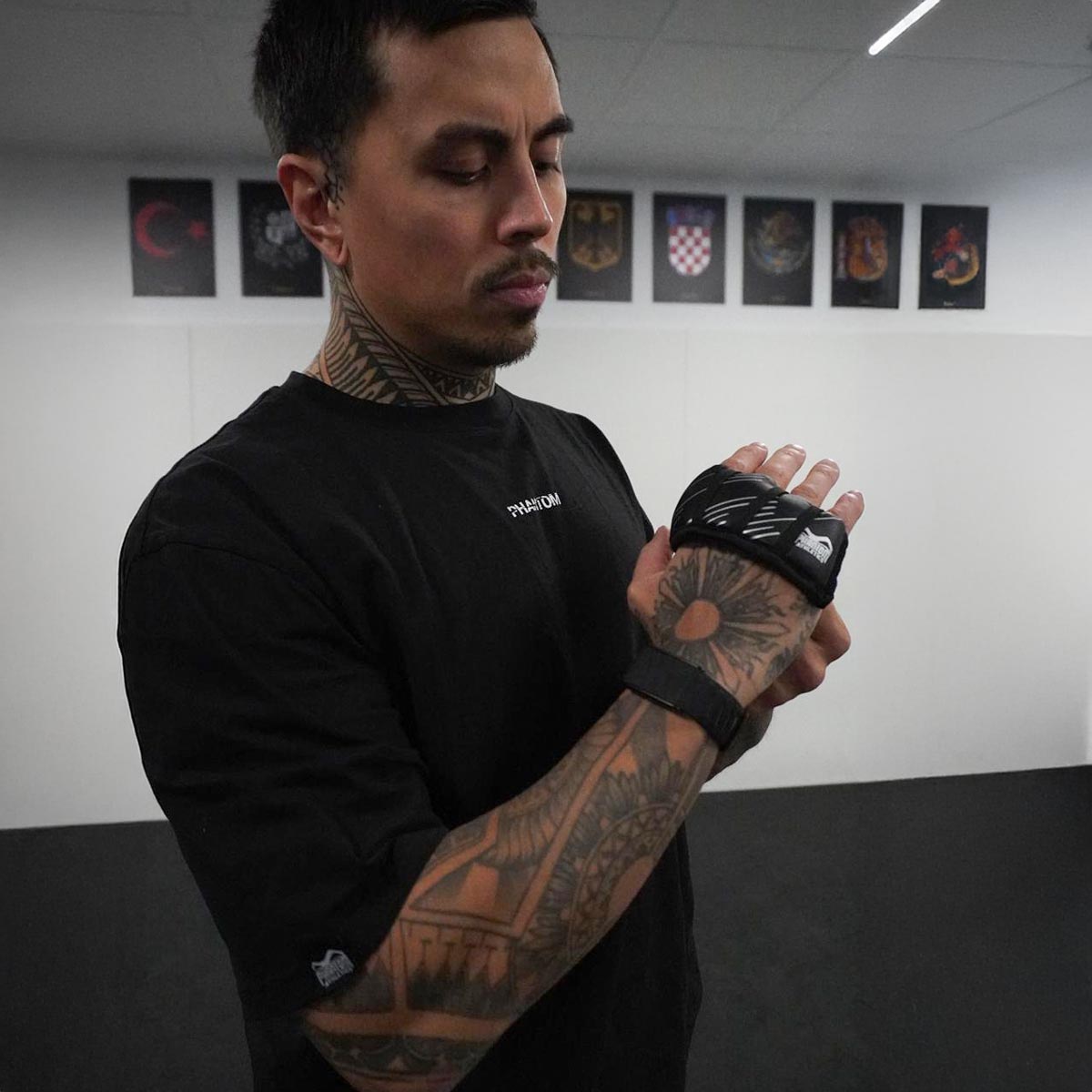 Premium Fastwraps Pads Boxbandagen von Phantom Athletics, entwickelt für intensives Sparring und Techniktraining im Boxen, Muay Thai oder MMA, mit praktischer Handhabung für schnelles Anlegen. Die gepolsterte Struktur schützt Hände und Gelenke optimal bei harten Treffern am Sandsack oder Sparringspartner. Ein Must‑Have für ernsthafte Trainingssessions.