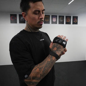 Premium Fastwraps Pads Boxbandagen von Phantom Athletics, entwickelt für intensives Sparring und Techniktraining im Boxen, Muay Thai oder MMA, mit praktischer Handhabung für schnelles Anlegen. Die gepolsterte Struktur schützt Hände und Gelenke optimal bei harten Treffern am Sandsack oder Sparringspartner. Ein Must‑Have für ernsthafte Trainingssessions.