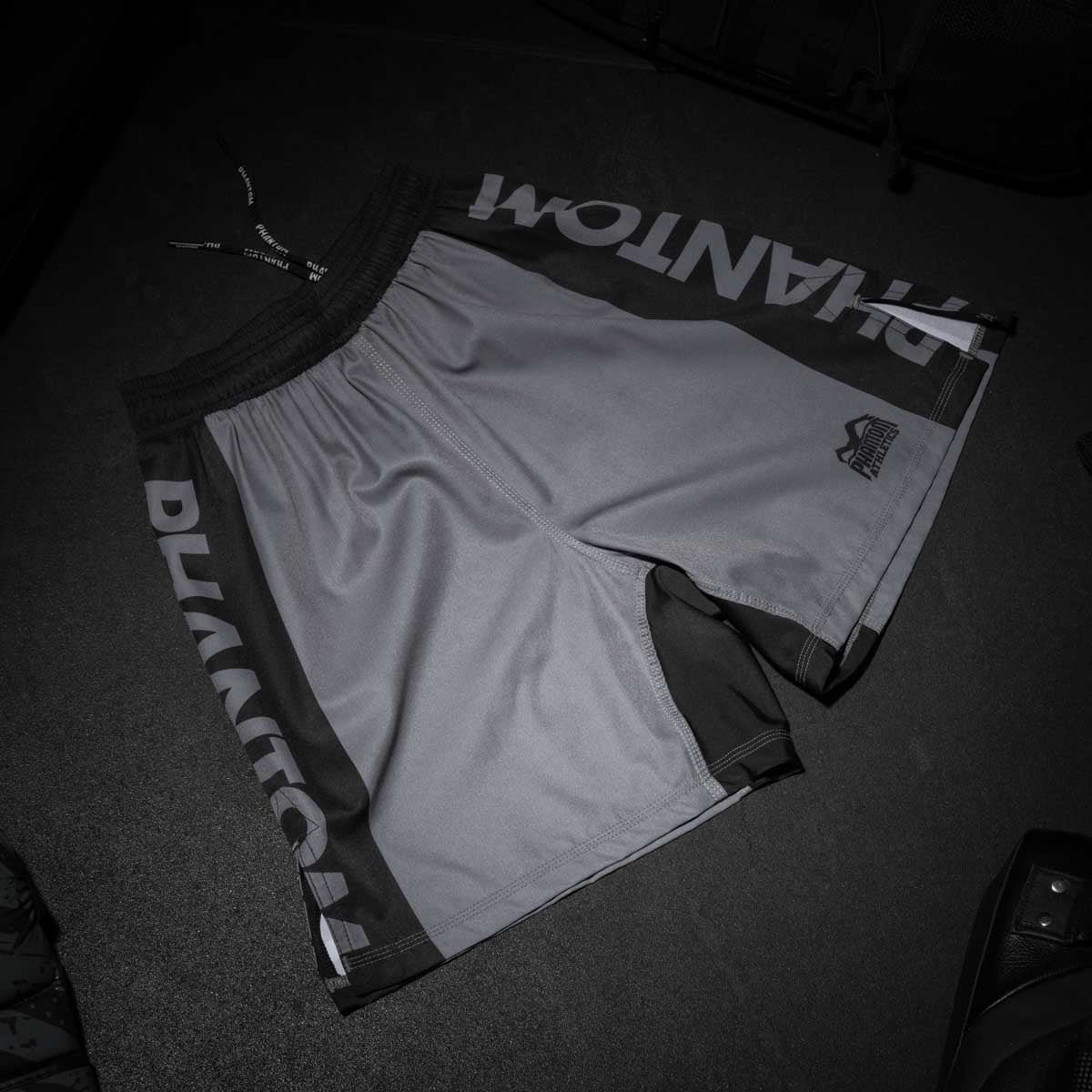 Die Phantom Athletics Fightshorts EVO Apex in Grau verbinden modernes Design mit höchster Funktionalität für den Kampfsport. Durch den durchdachten Schnitt, das strapazierfähige Material und die elastischen Seitenschlitze sind sie perfekt für MMA, Grappling, Kickboxen und intensive Workouts geeignet.