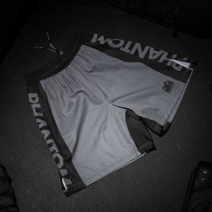 Die Phantom Athletics Fightshorts EVO Apex in Grau verbinden modernes Design mit höchster Funktionalität für den Kampfsport. Durch den durchdachten Schnitt, das strapazierfähige Material und die elastischen Seitenschlitze sind sie perfekt für MMA, Grappling, Kickboxen und intensive Workouts geeignet.